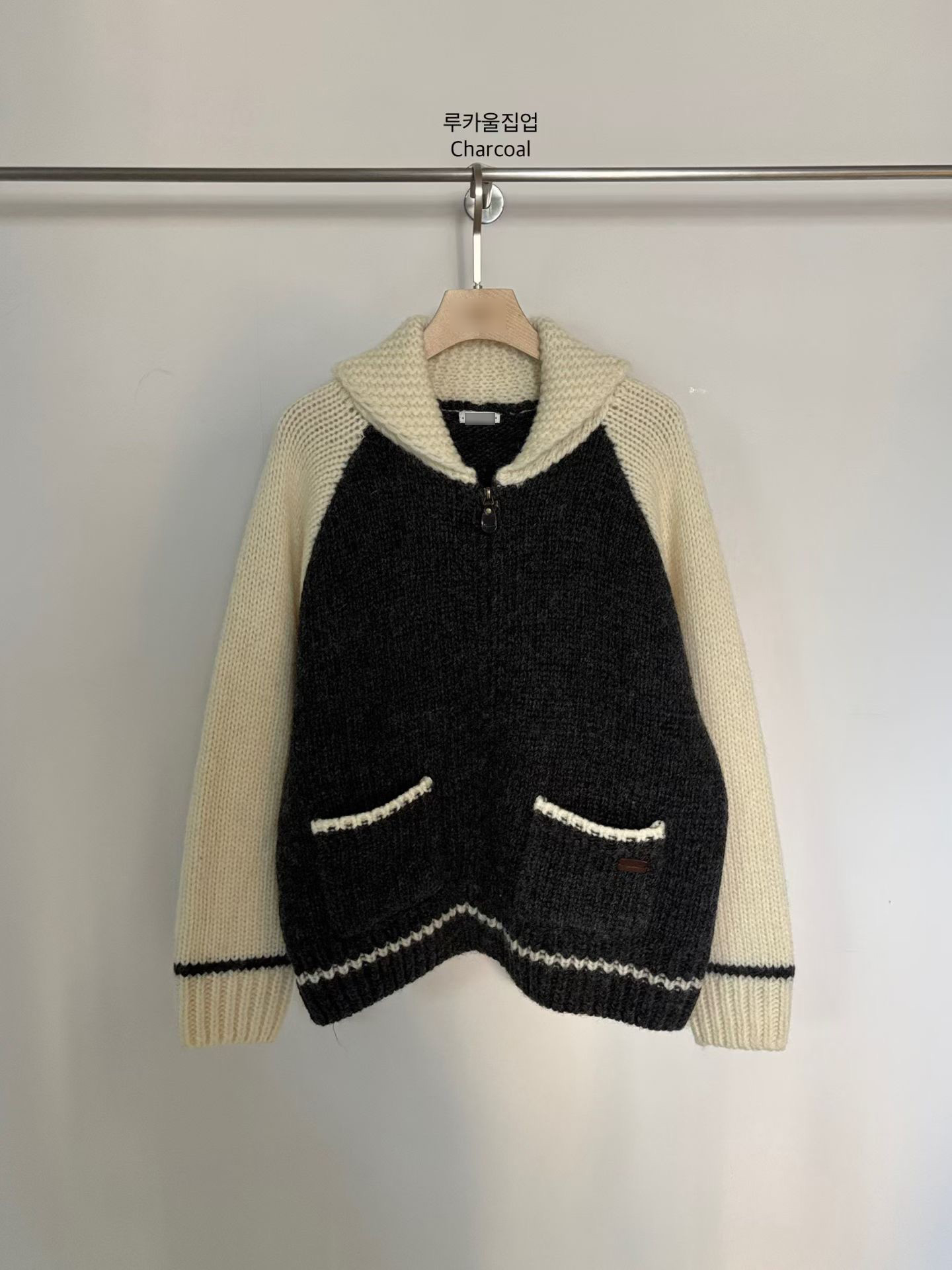 A09.小V家俏皮100%WOOL拼色拉鍊外套