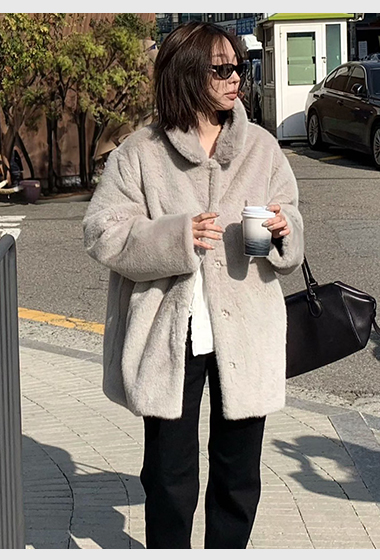 A19.小V家時髦女孩首選毛毛外套