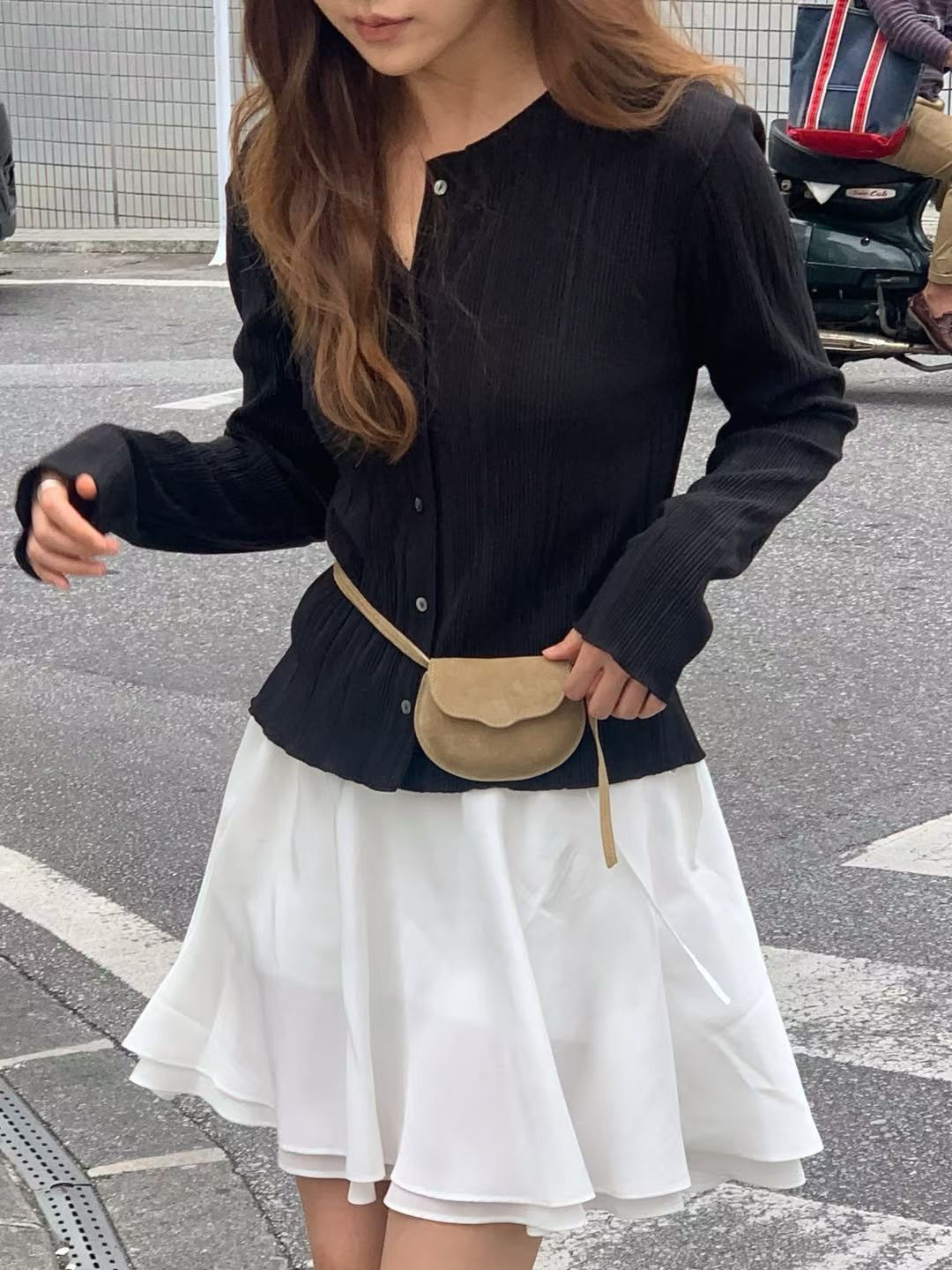 A08.大V家圓領排釦細坑條上衣