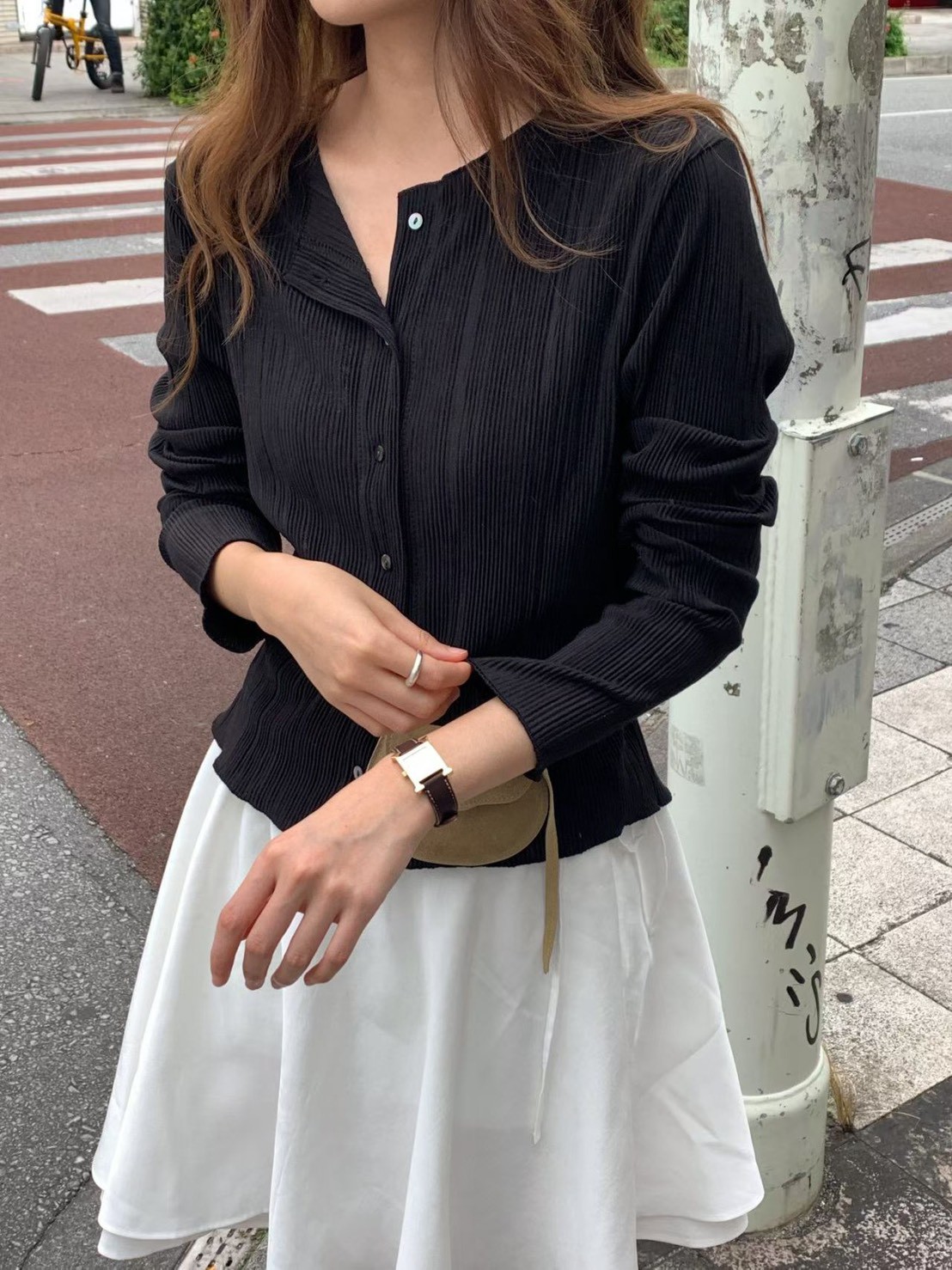 A08.大V家圓領排釦細坑條上衣