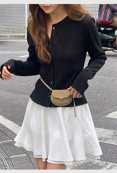 A08.大V家圓領排釦細坑條上衣