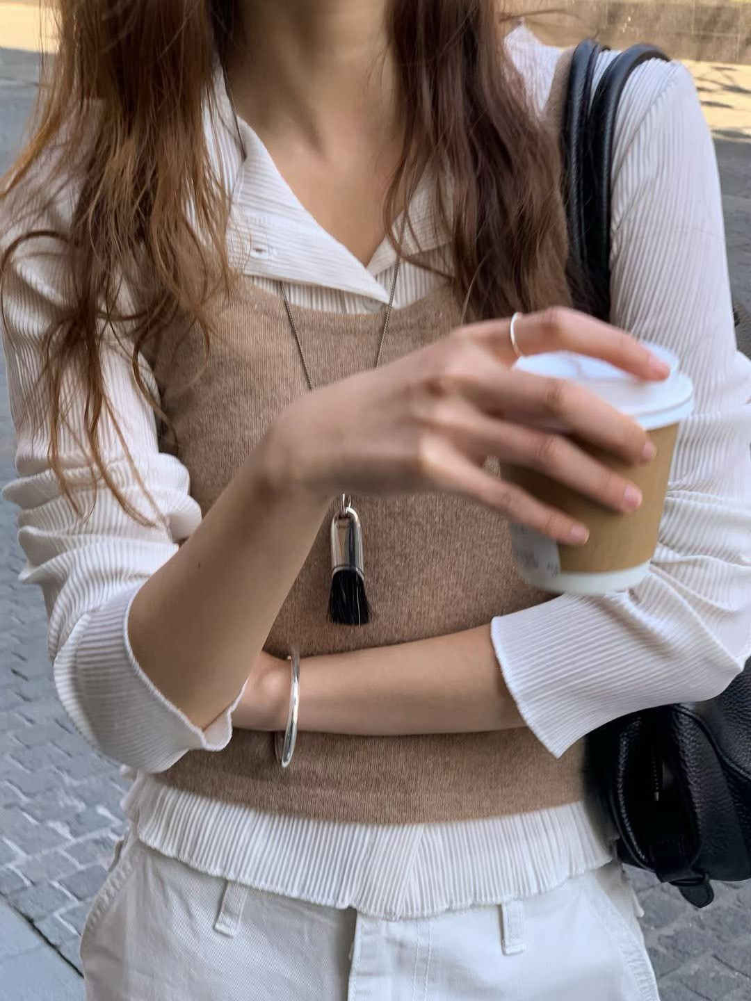 A08.大V家圓領排釦細坑條上衣