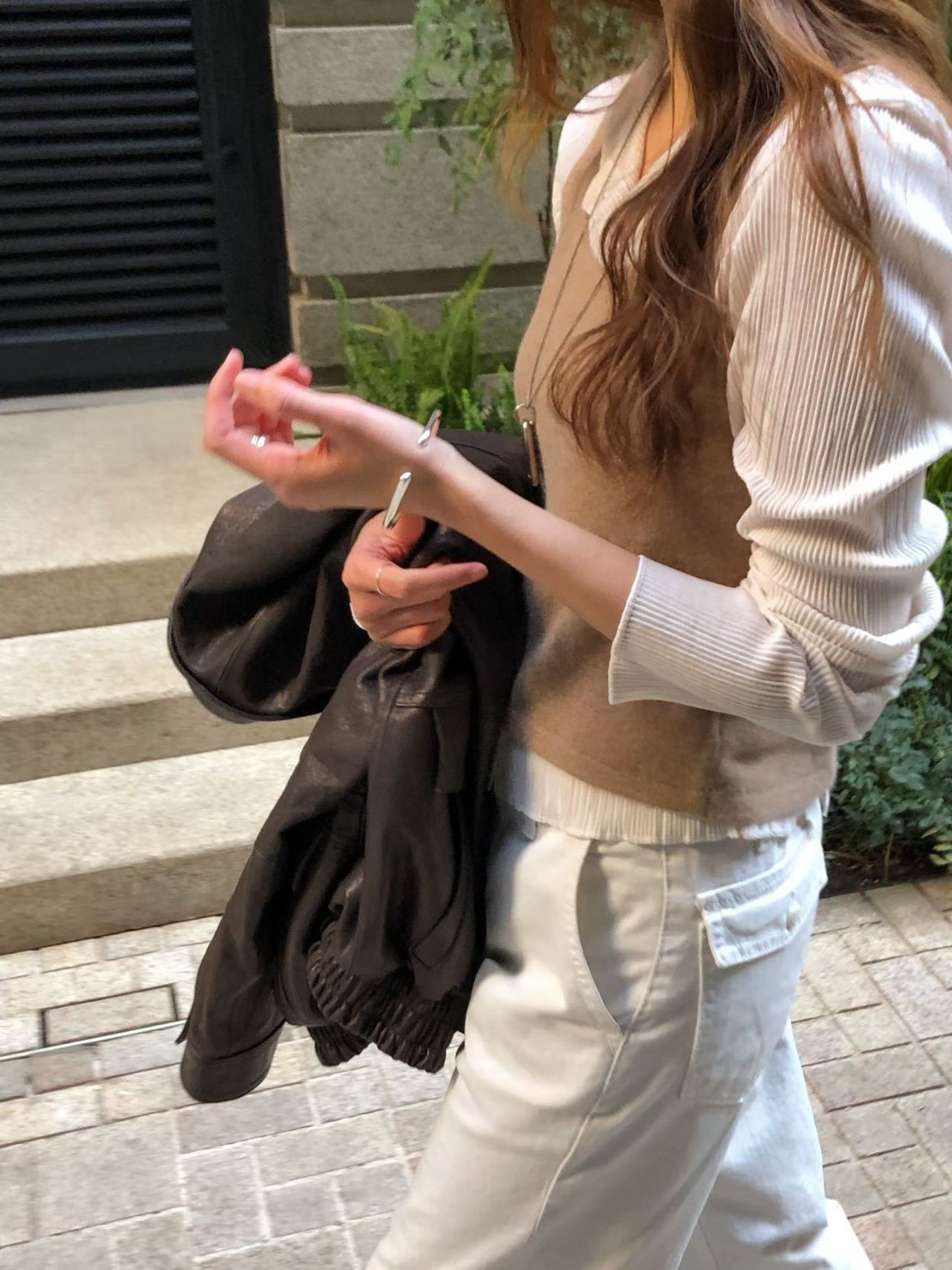 A08.大V家圓領排釦細坑條上衣