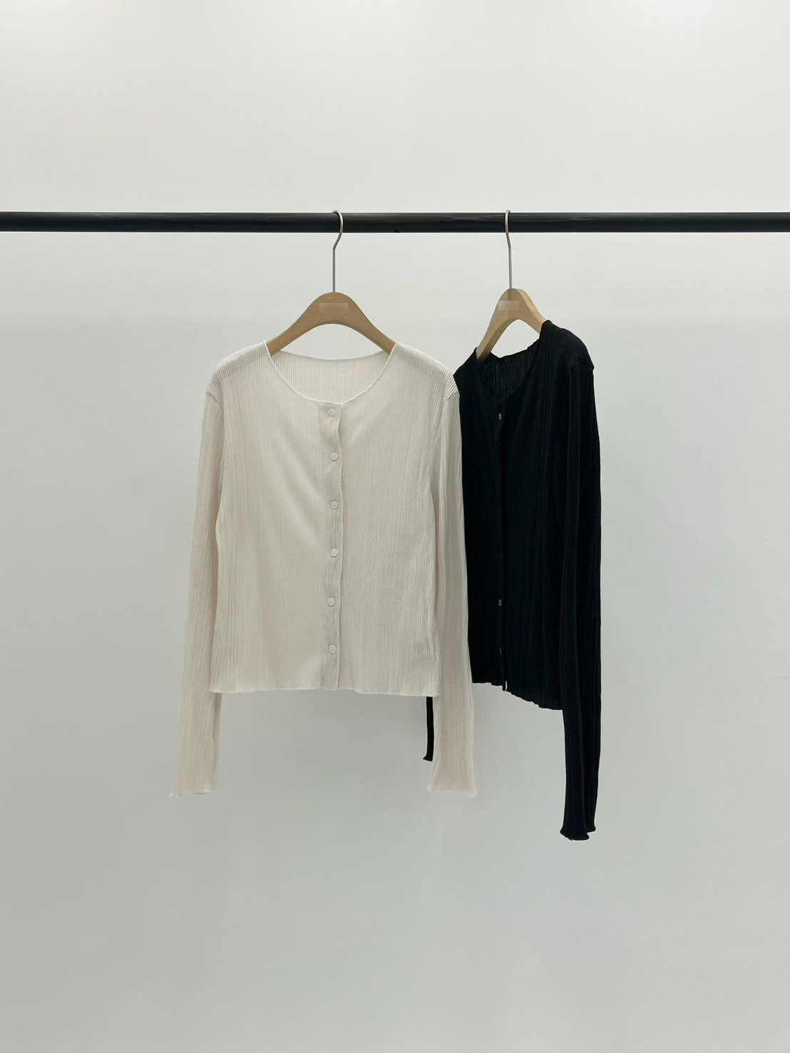 A08.大V家圓領排釦細坑條上衣