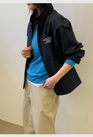 B20.質感家小繡字立領防風外套