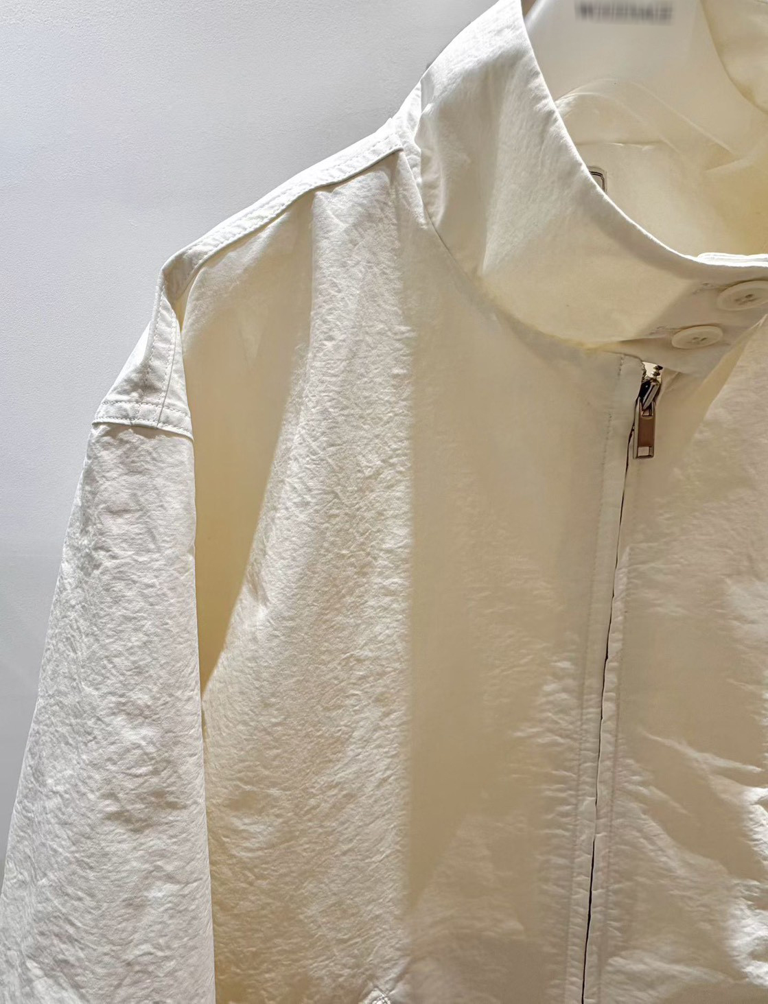 B20.質感家小繡字立領防風外套