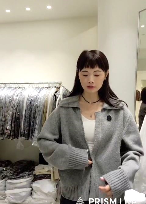 小臉歐膩大翻領坑條毛衣外套