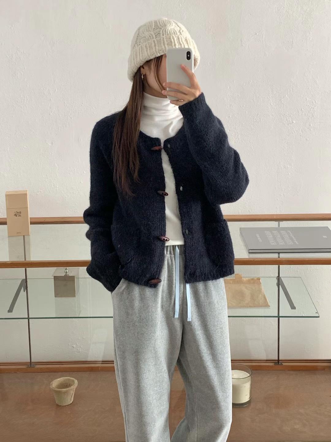 C35.顯瘦寬鬆牛角釦毛衣