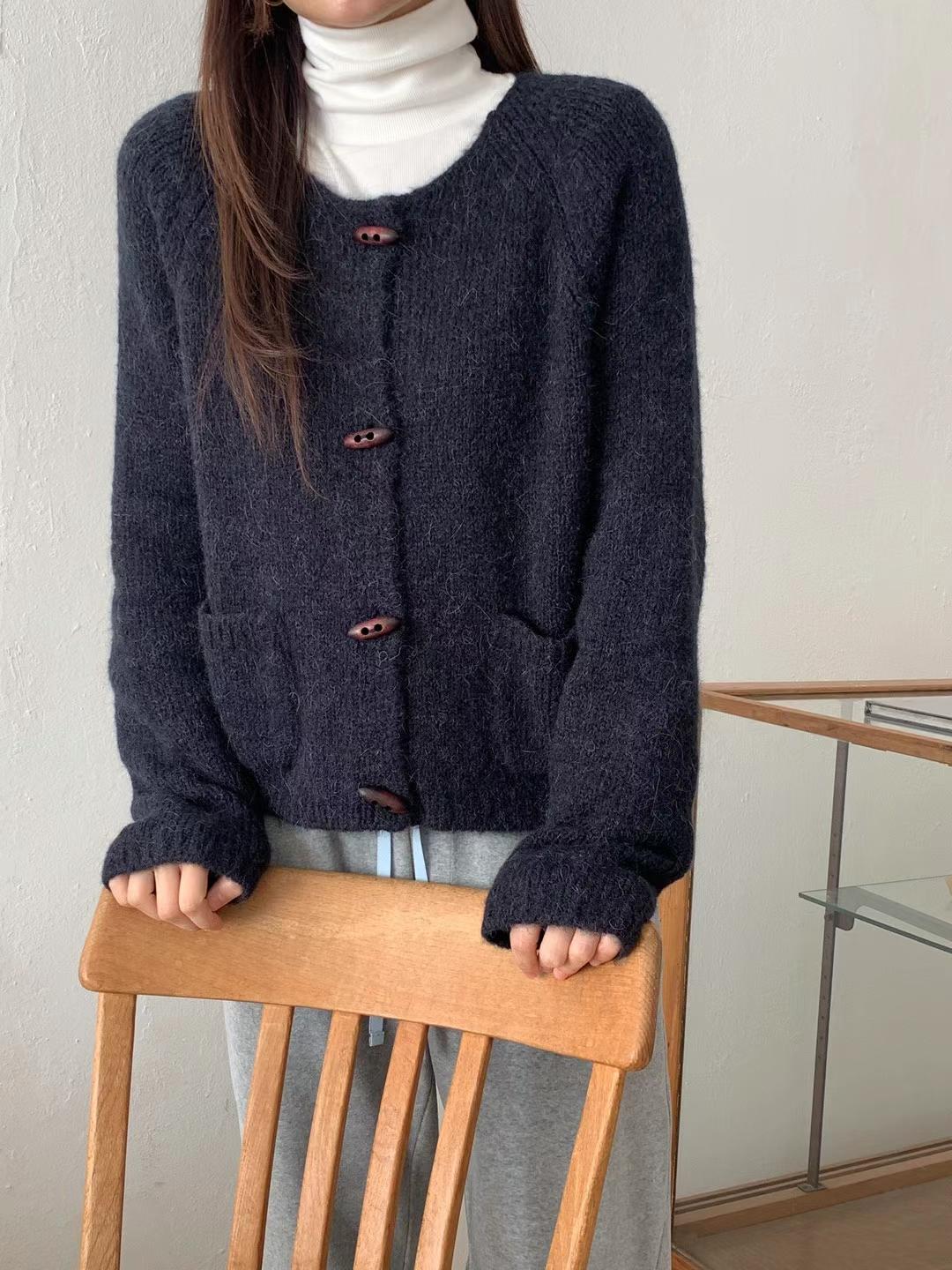 C35.顯瘦寬鬆牛角釦毛衣