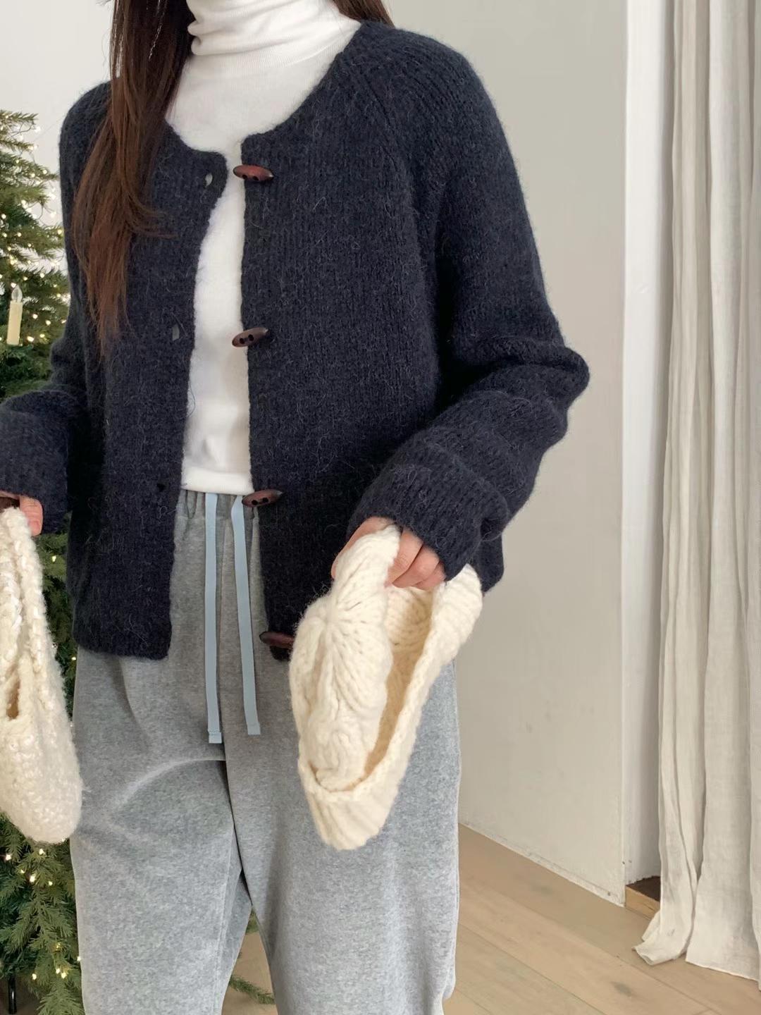 C35.顯瘦寬鬆牛角釦毛衣