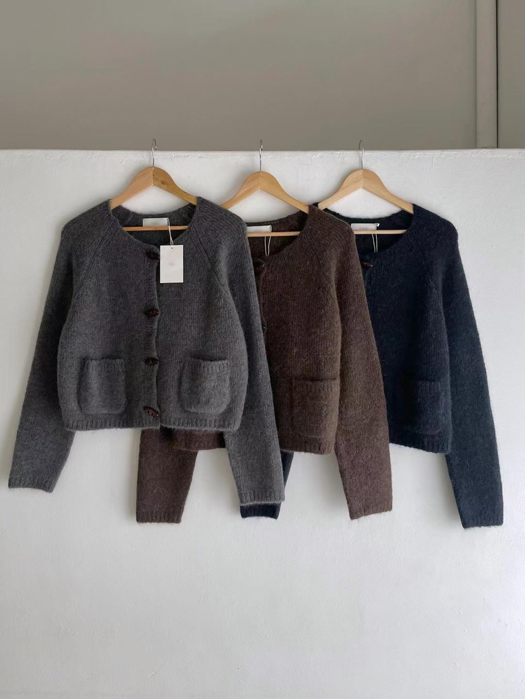 C35.顯瘦寬鬆牛角釦毛衣