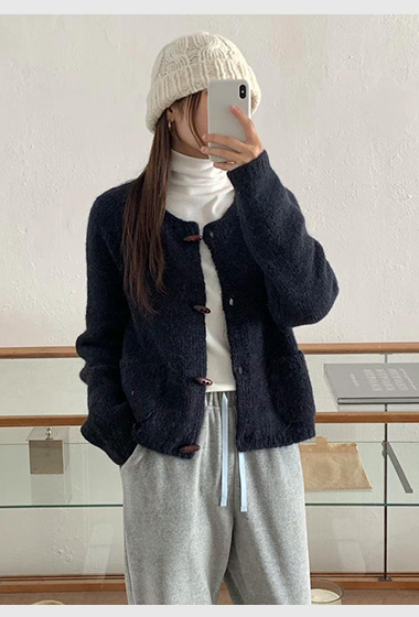 C35.顯瘦寬鬆牛角釦毛衣