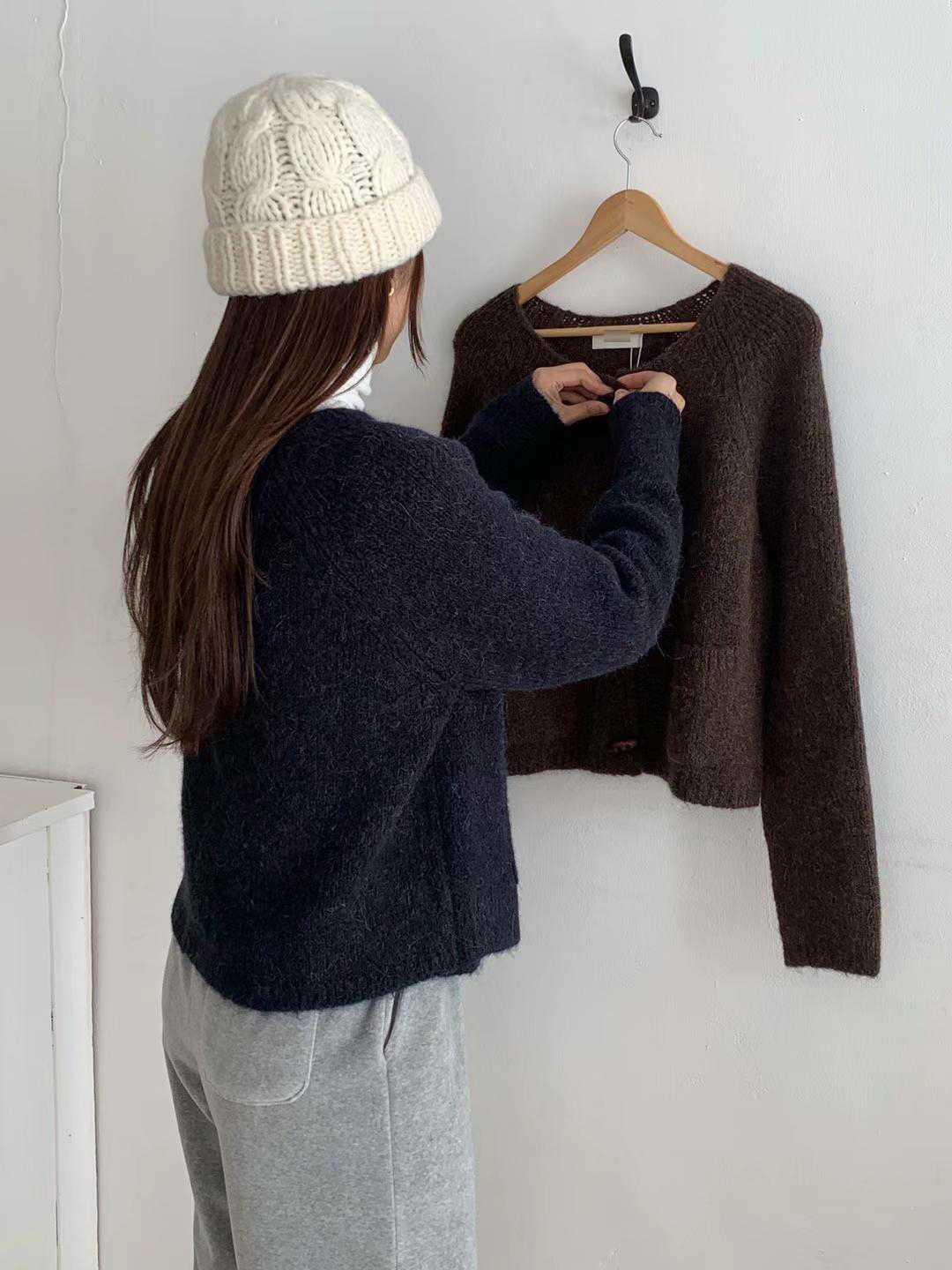 C35.顯瘦寬鬆牛角釦毛衣