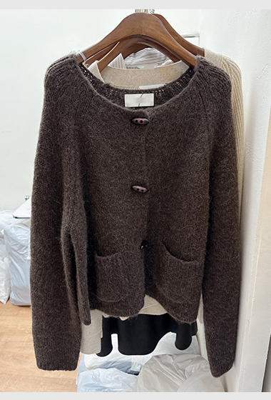 C35.顯瘦寬鬆牛角釦毛衣