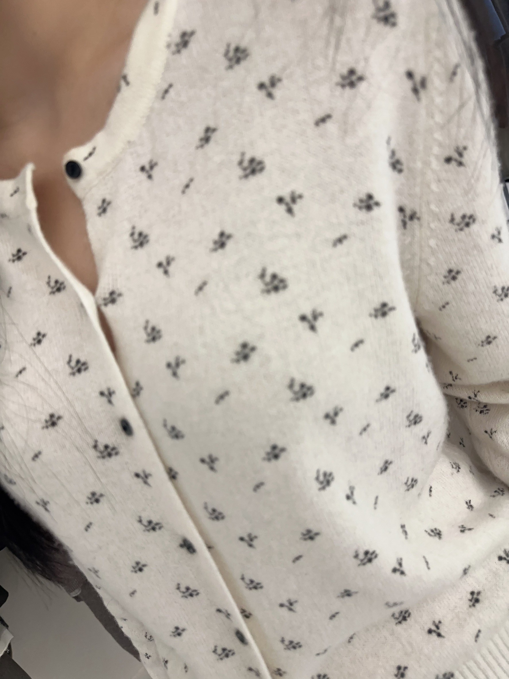 B07. 溫柔小花毛衣外套
