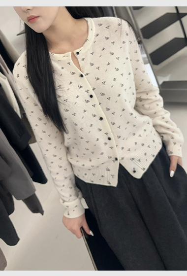 B07. 溫柔小花毛衣外套