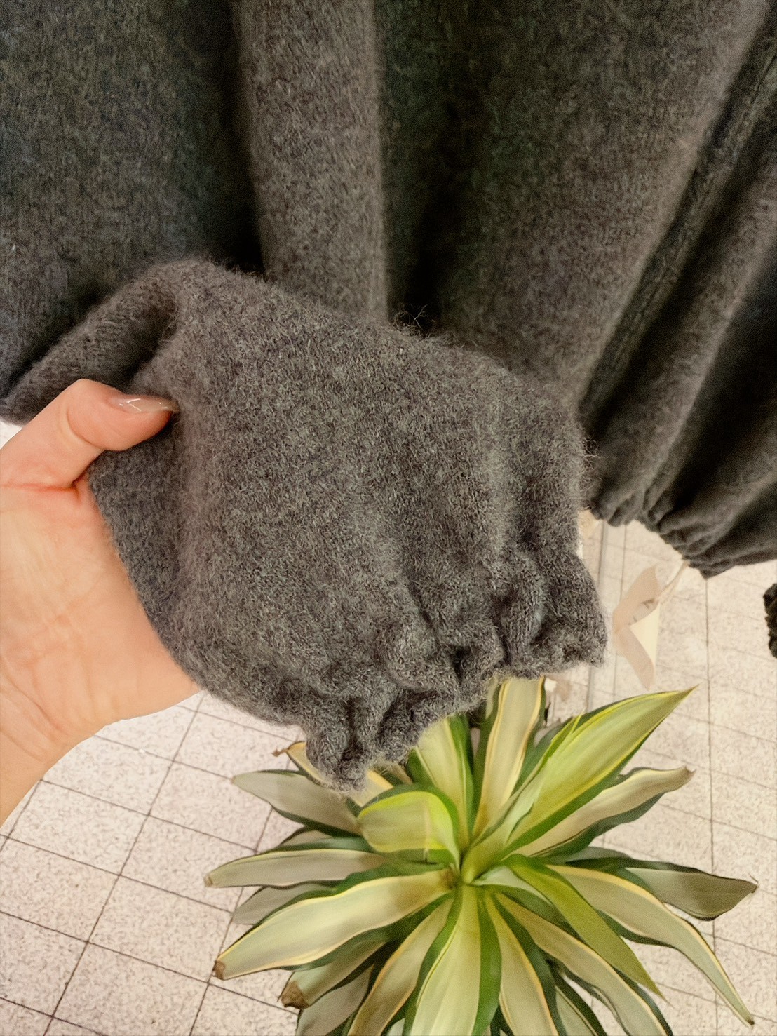 A42.泡芙鬆緊下擺連帽毛衣外套
