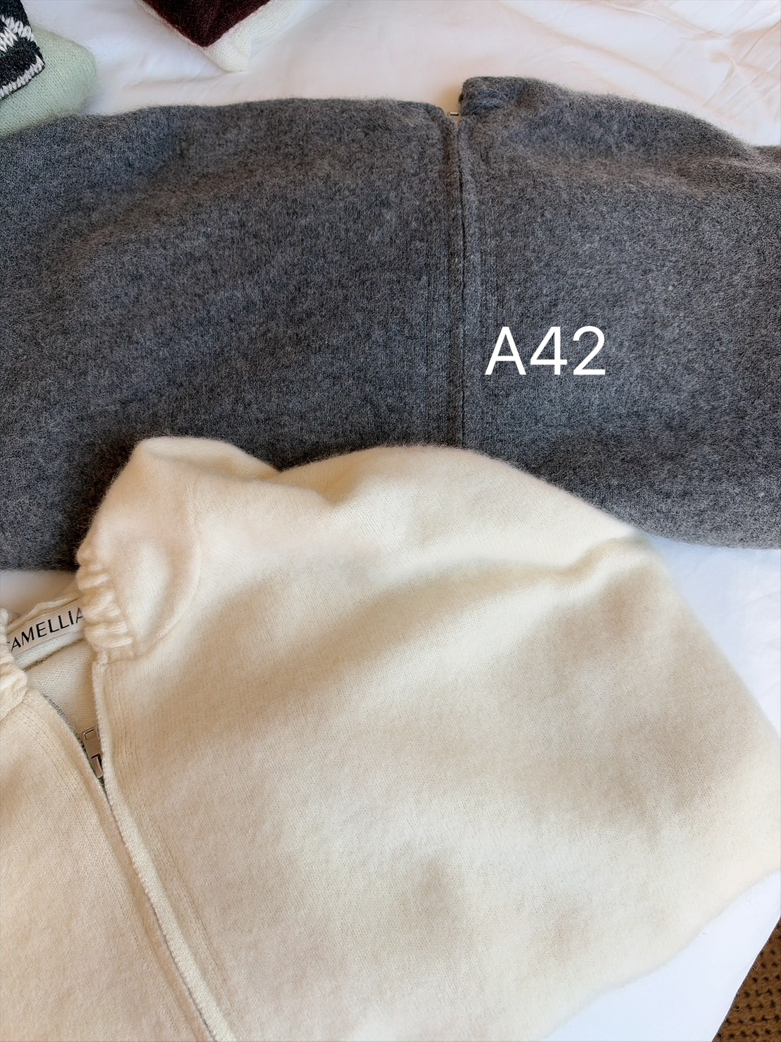 A42.泡芙鬆緊下擺連帽毛衣外套