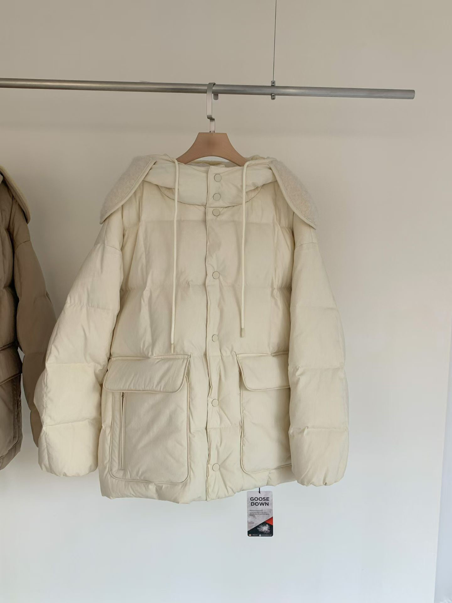 B08.連帽拼接毛毛玩雪鵝絨外套