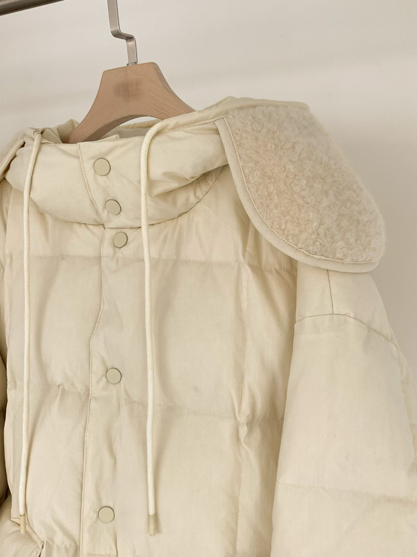 B08.連帽拼接毛毛玩雪鵝絨外套