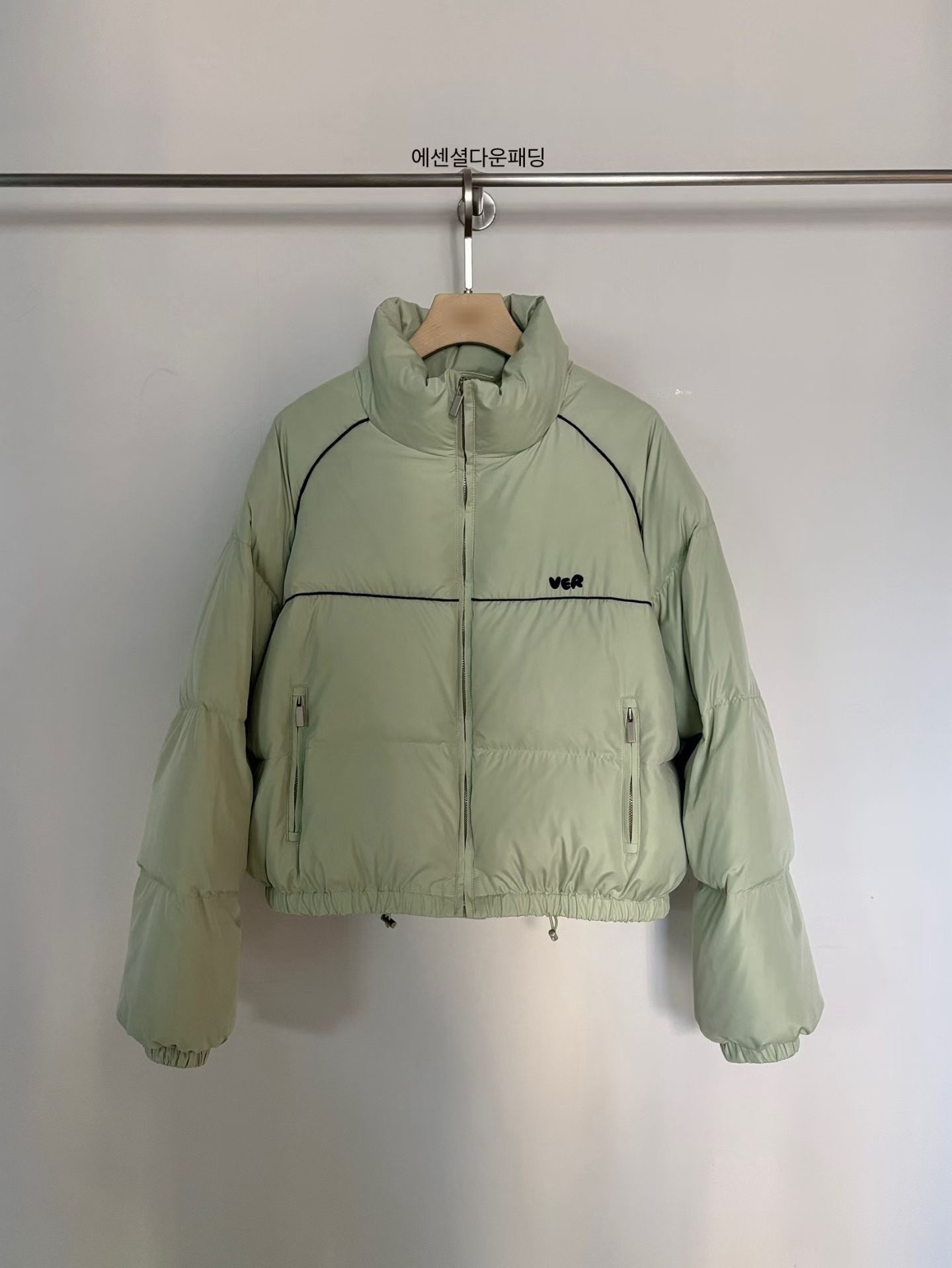 A14.小V家亮眼線條鴨絨外套