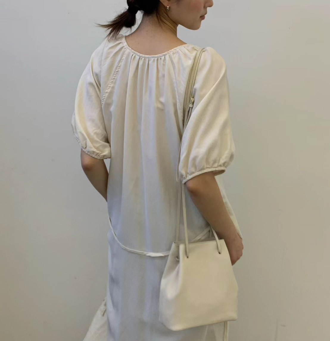 A29.質感家澎袖氣質素雅洋裝