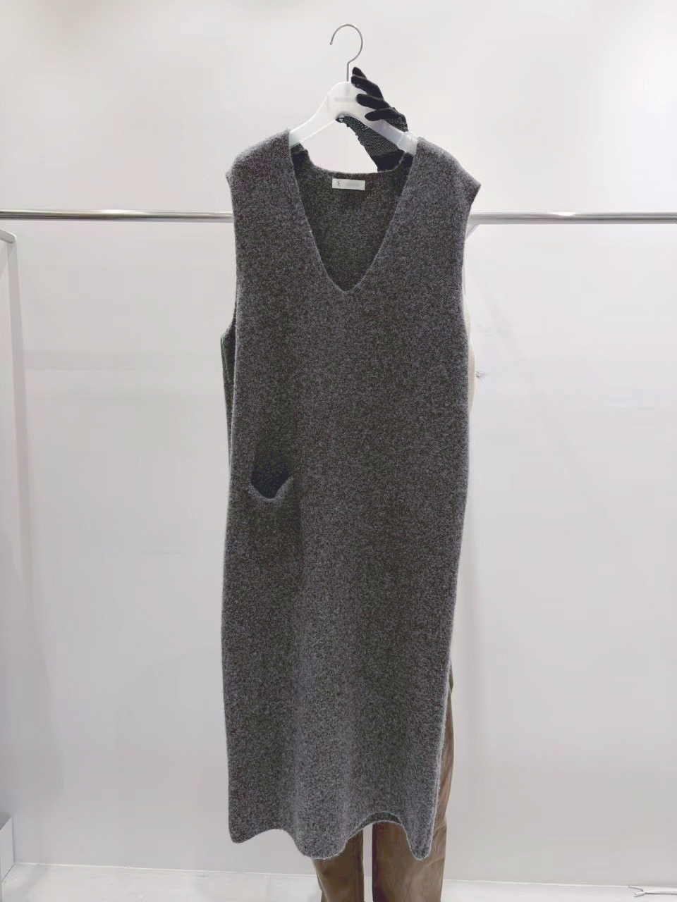 B97.質感家V領單口袋背心針織長洋裝