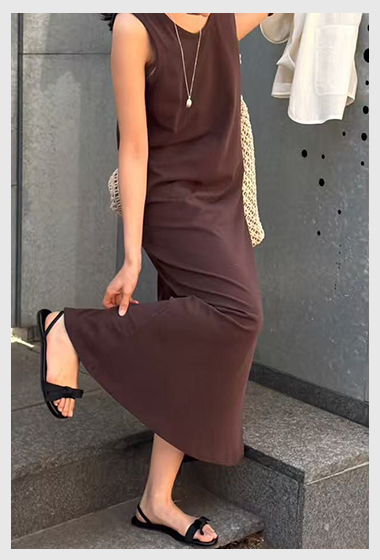 B67.瘦瘦歐膩素雅無袖長洋裝