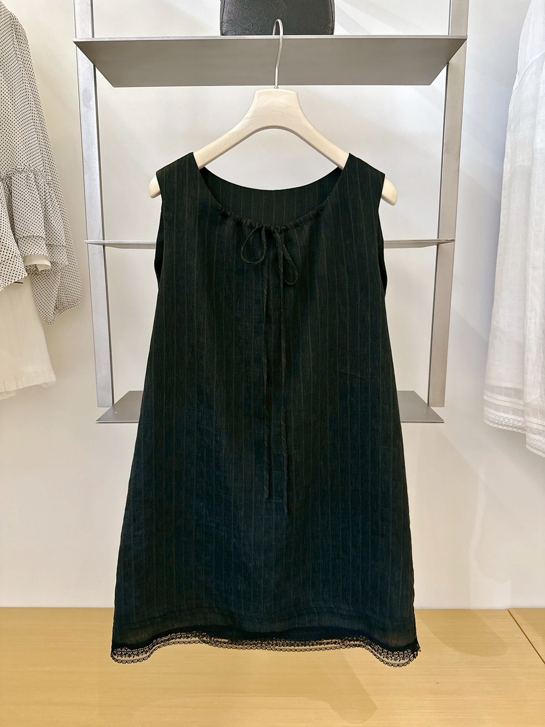 A08.直紋緹花領綁帶長版背心