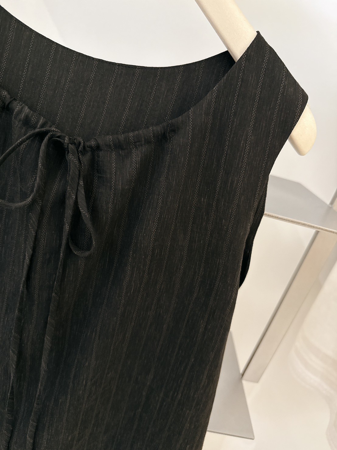 A08.直紋緹花領綁帶長版背心