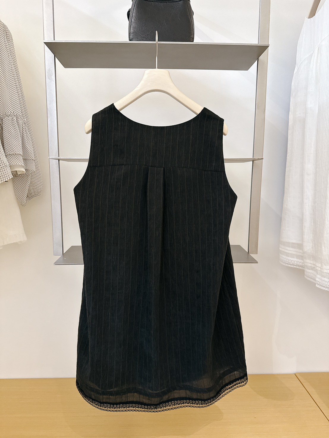 A08.直紋緹花領綁帶長版背心