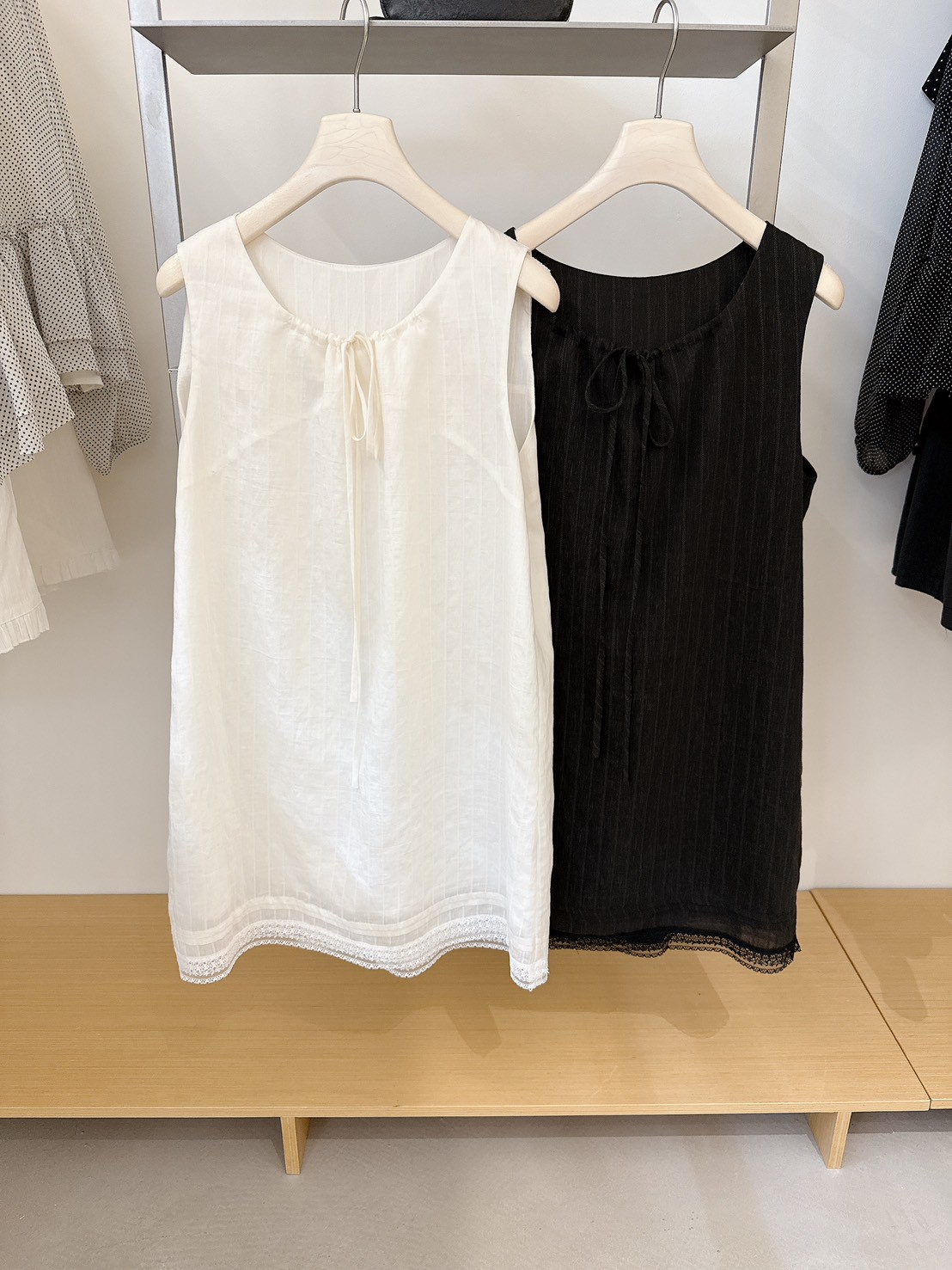 A08.直紋緹花領綁帶長版背心