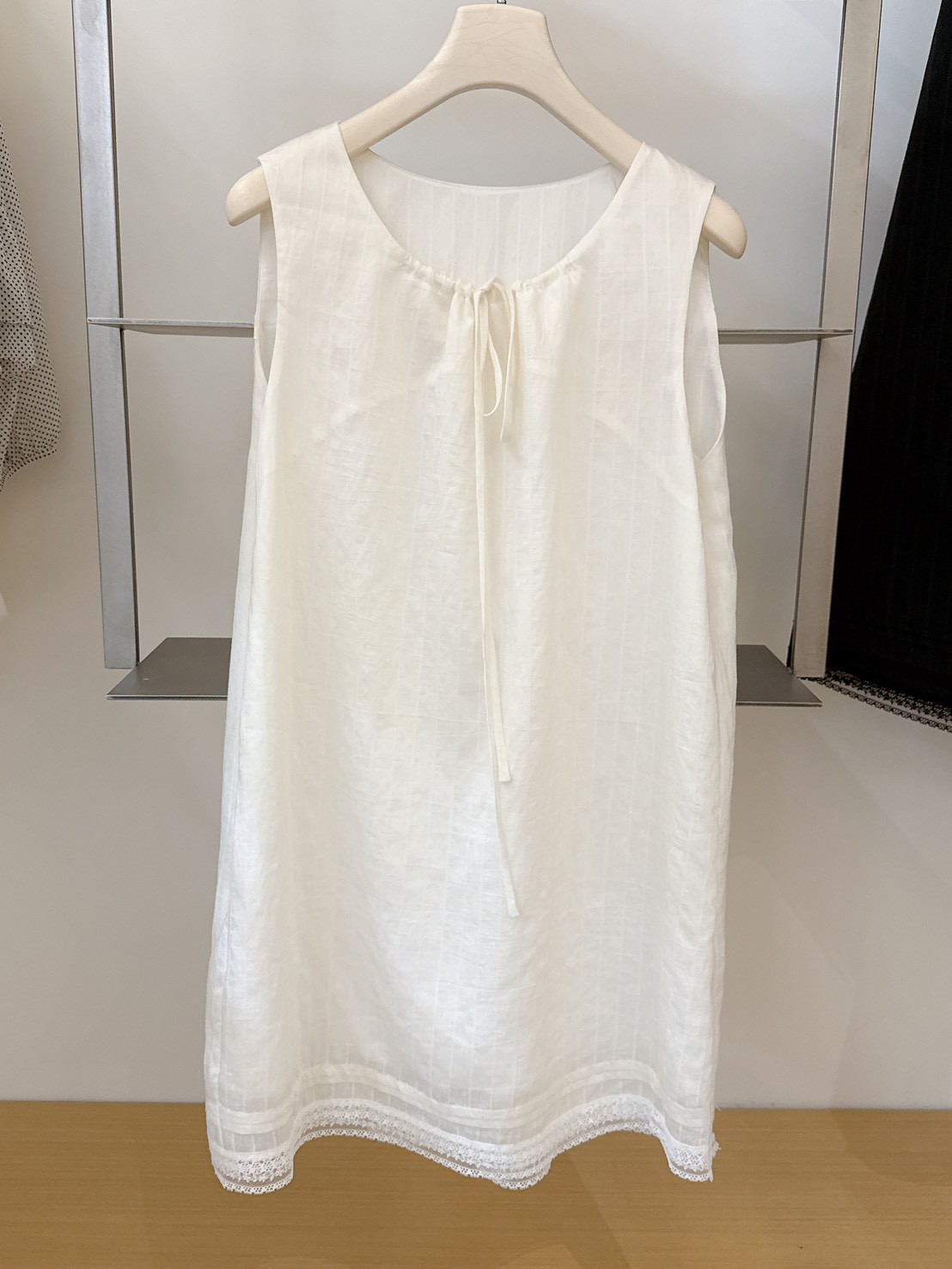 A08.直紋緹花領綁帶長版背心