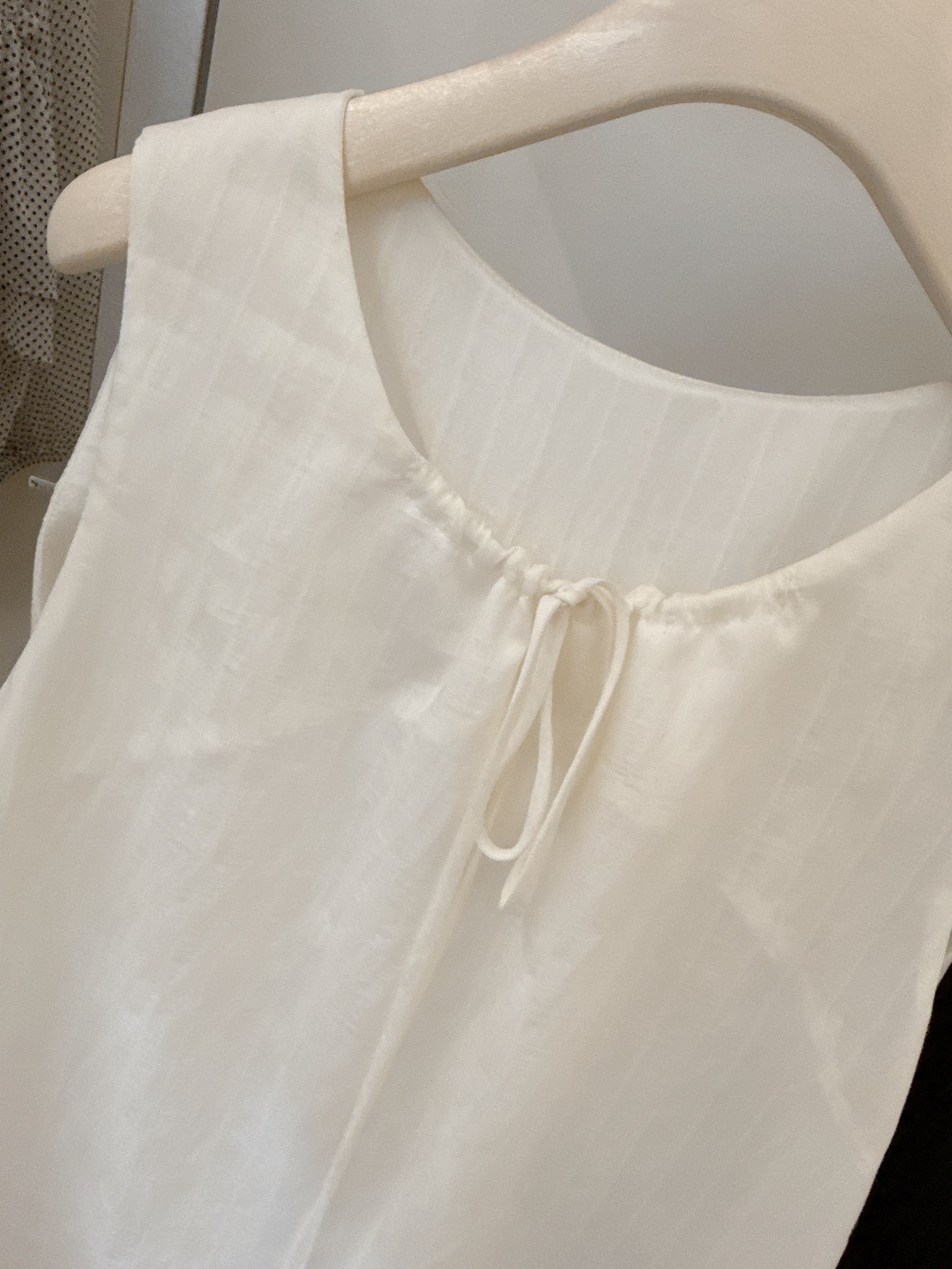 A08.直紋緹花領綁帶長版背心