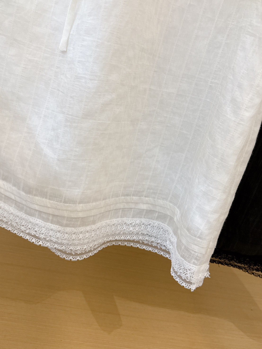 A08.直紋緹花領綁帶長版背心