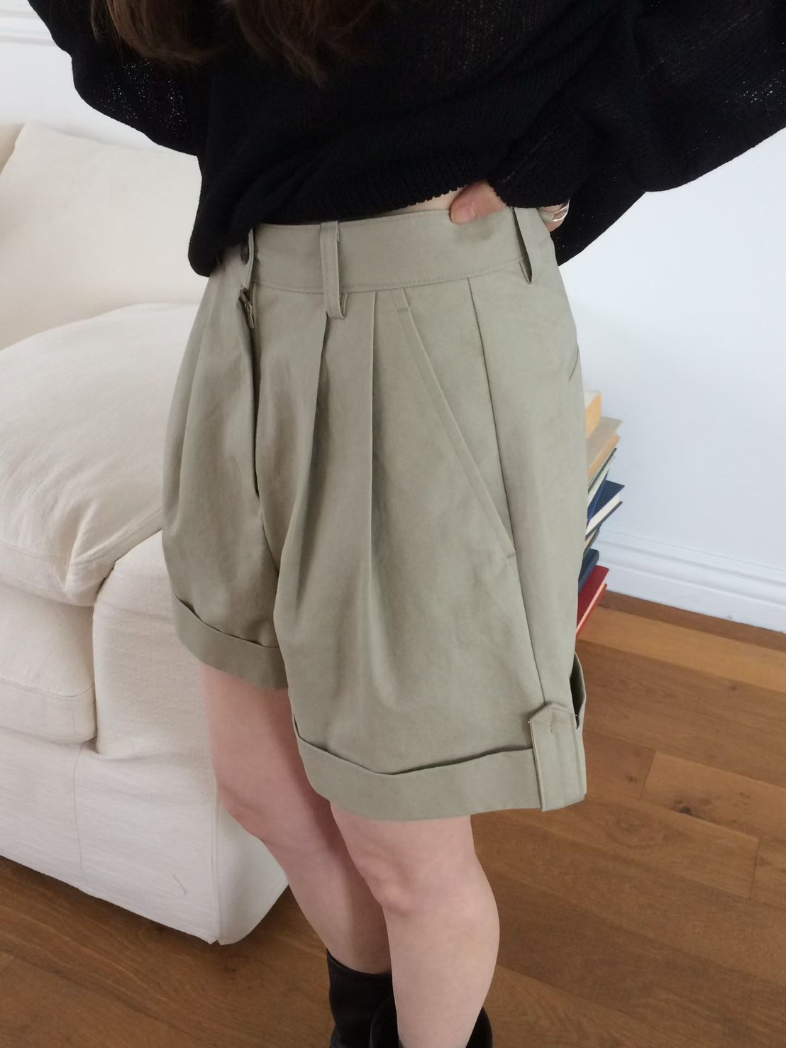 B24.休閒壓褶修飾短褲