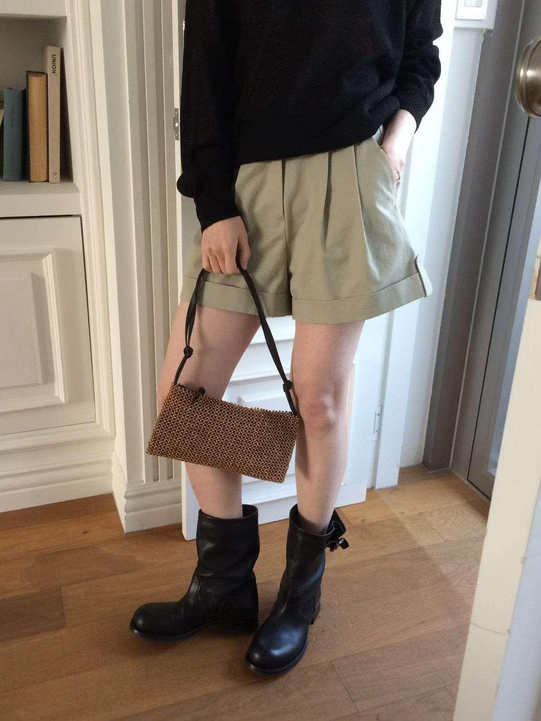 B24.休閒壓褶修飾短褲