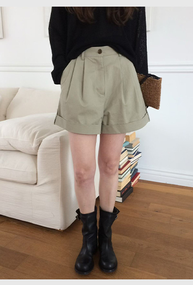 B24.休閒壓褶修飾短褲