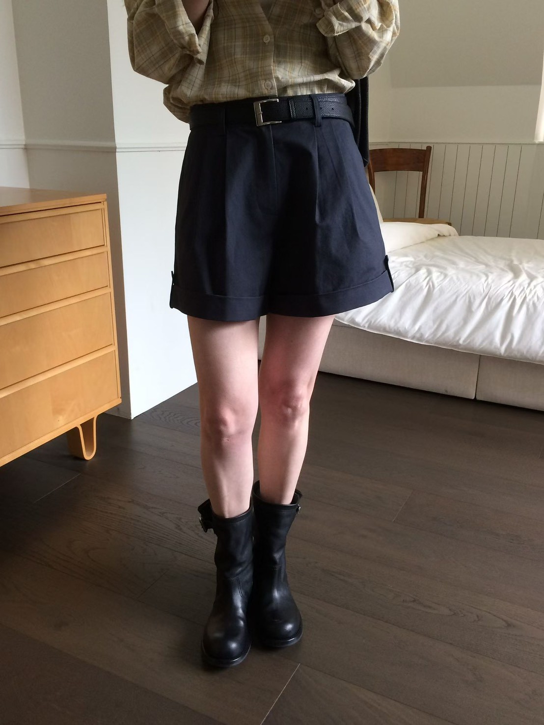 B24.休閒壓褶修飾短褲