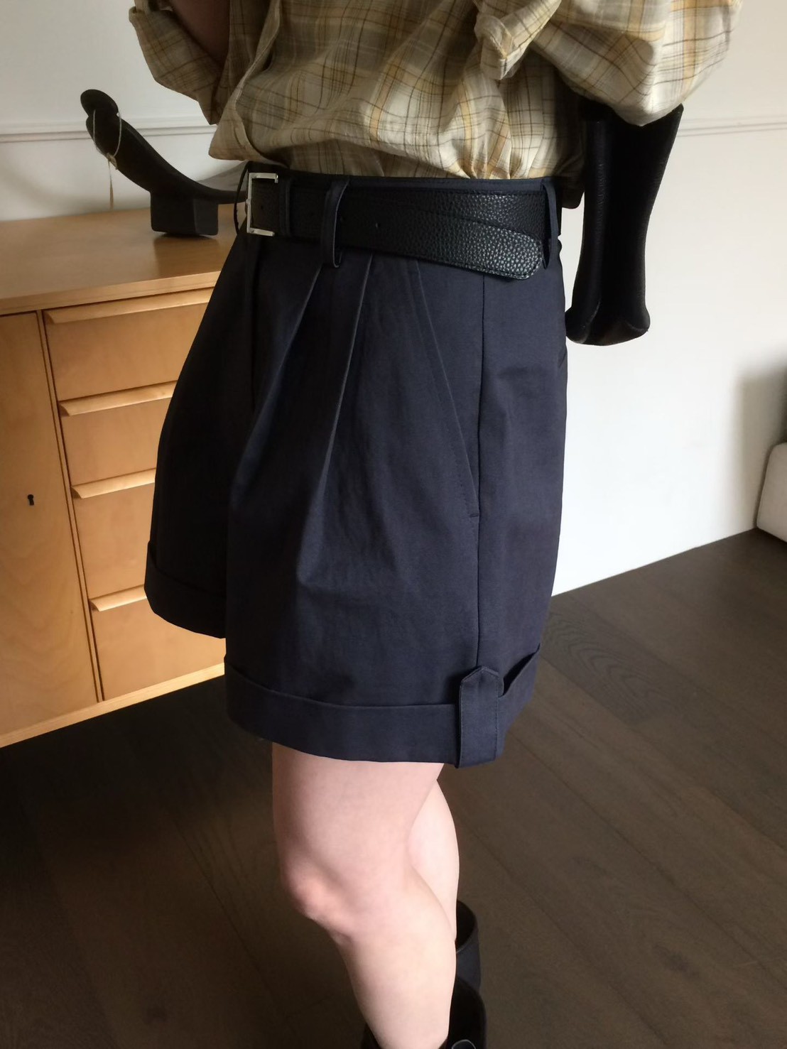 B24.休閒壓褶修飾短褲