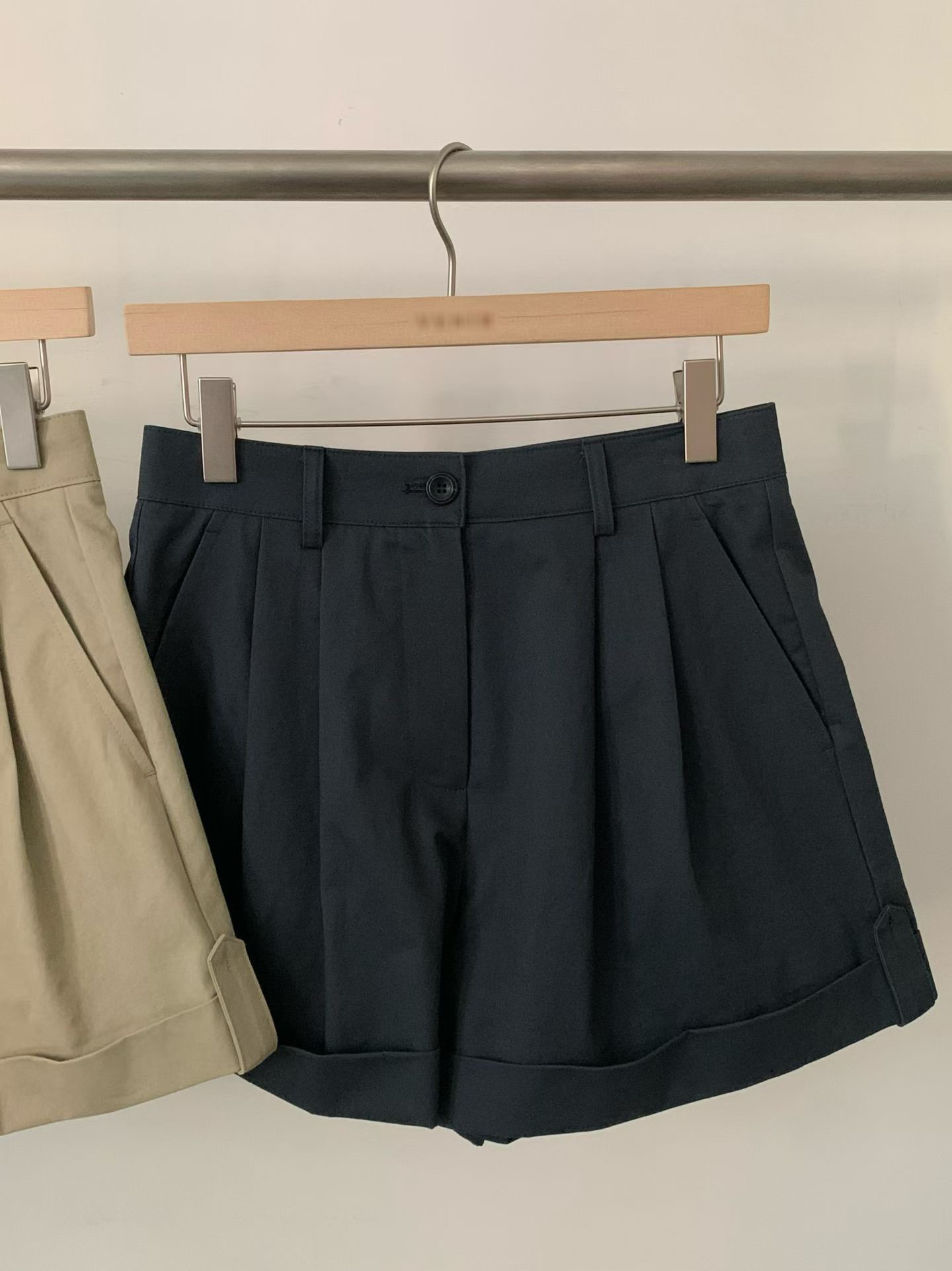 B24.休閒壓褶修飾短褲