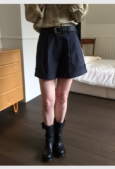 B24.休閒壓褶修飾短褲