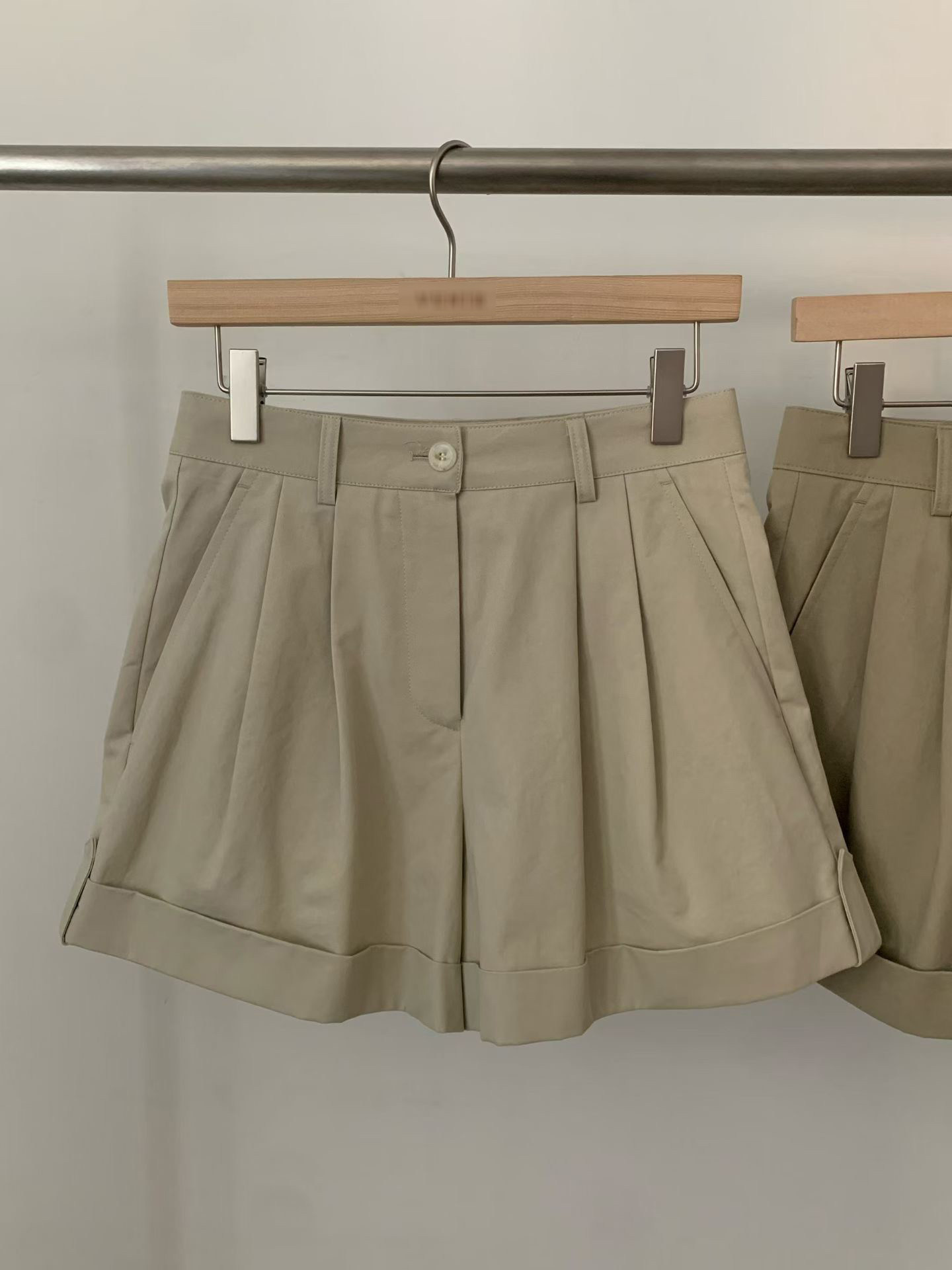 B24.休閒壓褶修飾短褲