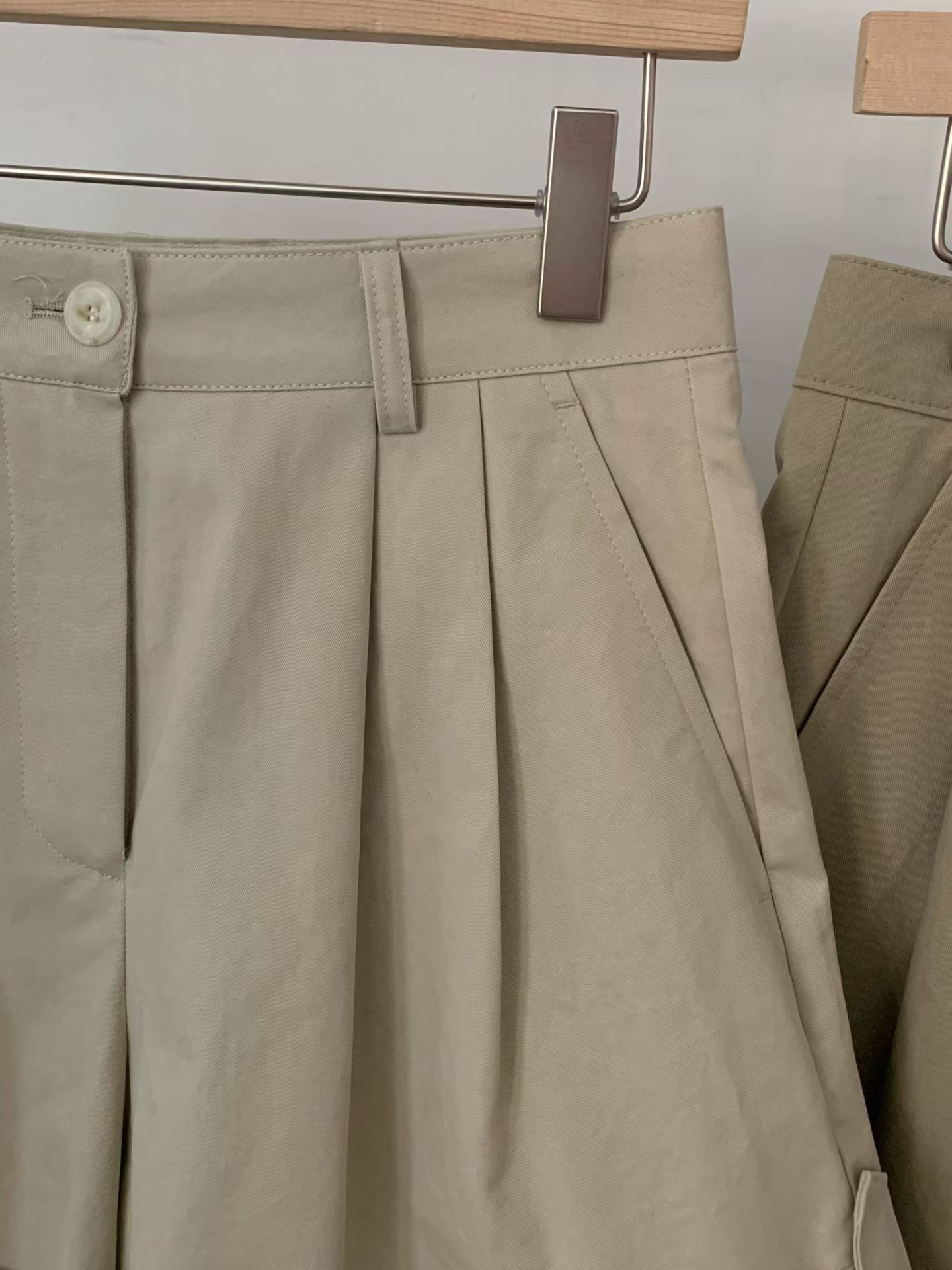 B24.休閒壓褶修飾短褲