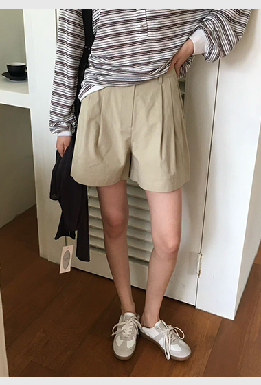 B32.櫥窗家都會休閒打褶短褲