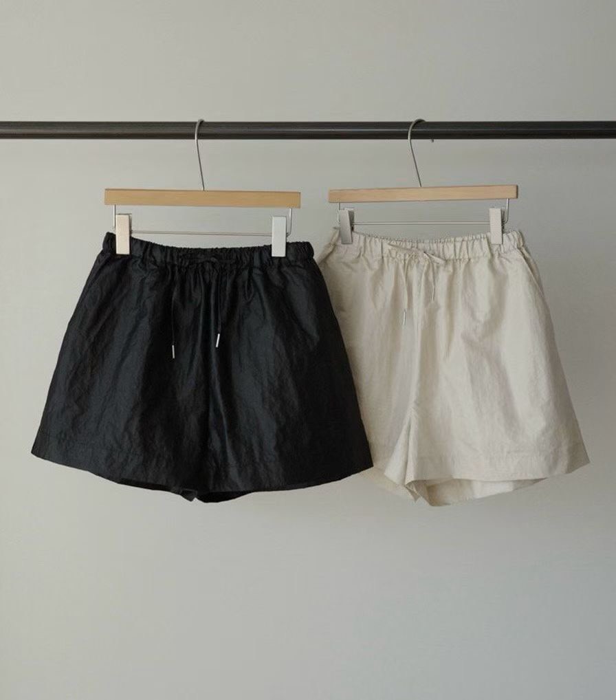 B56.瘦瘦歐膩時尚微光澤短褲