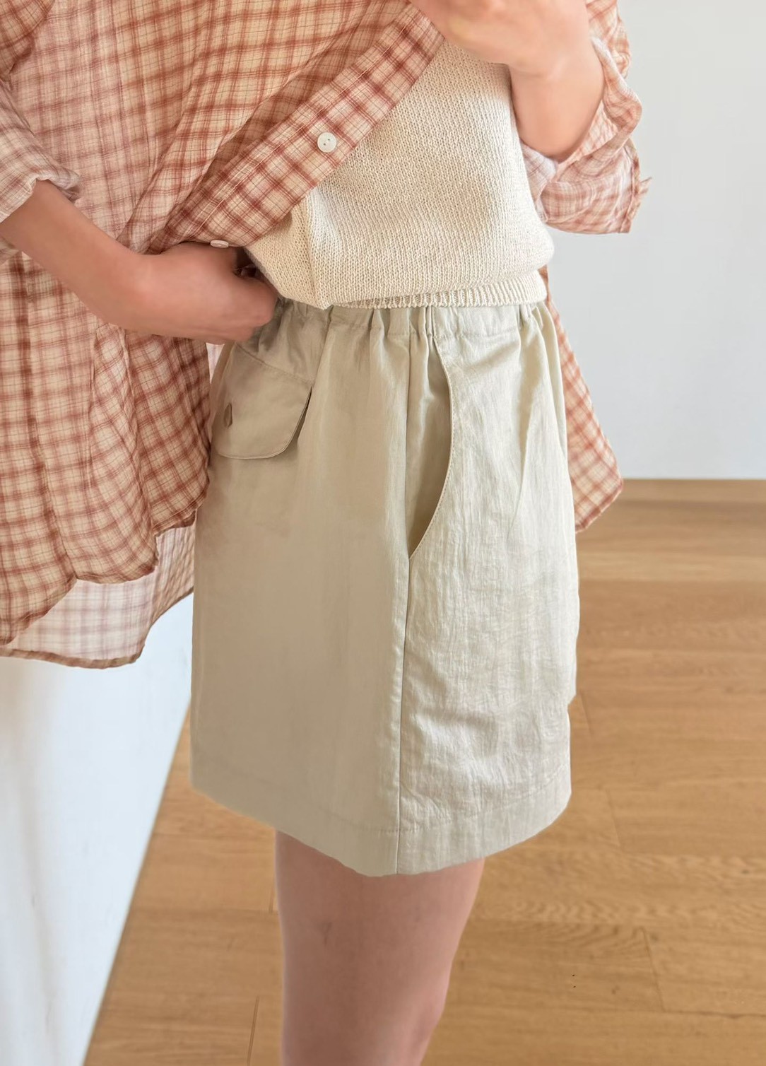 B56.瘦瘦歐膩時尚微光澤短褲