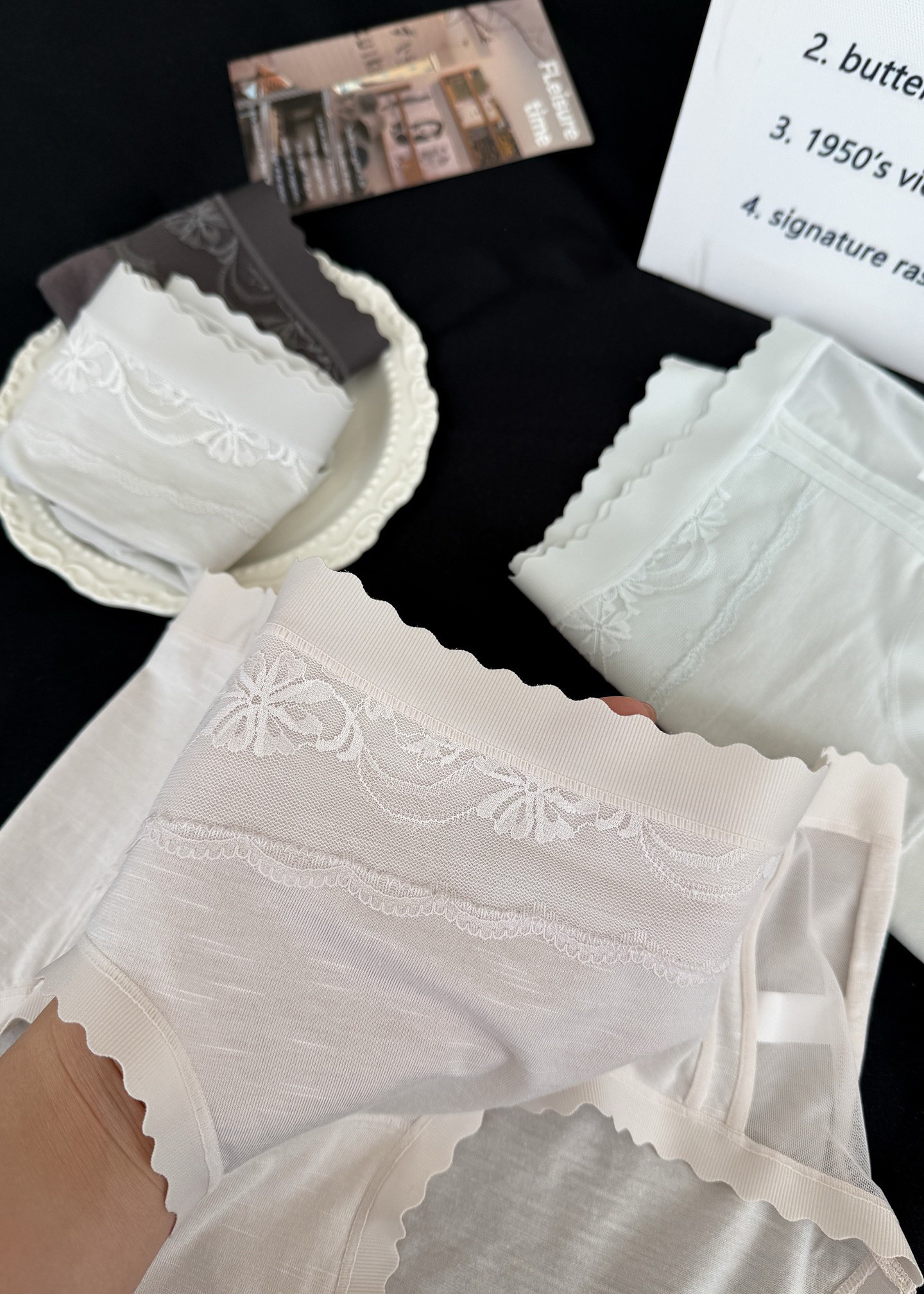 B01.天絲花朵波浪邊內褲3入不挑色