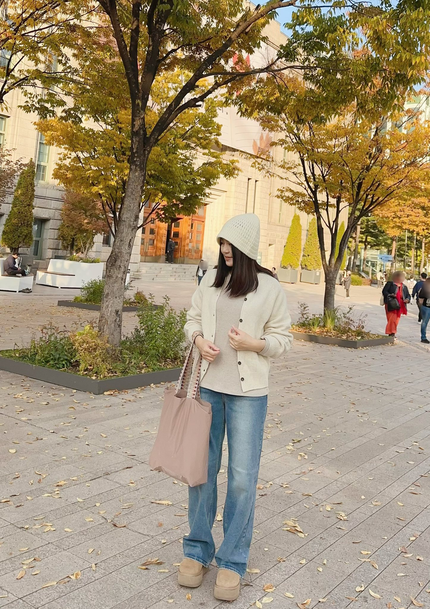 B110.綠繡線刷白淺藍中直筒牛仔褲