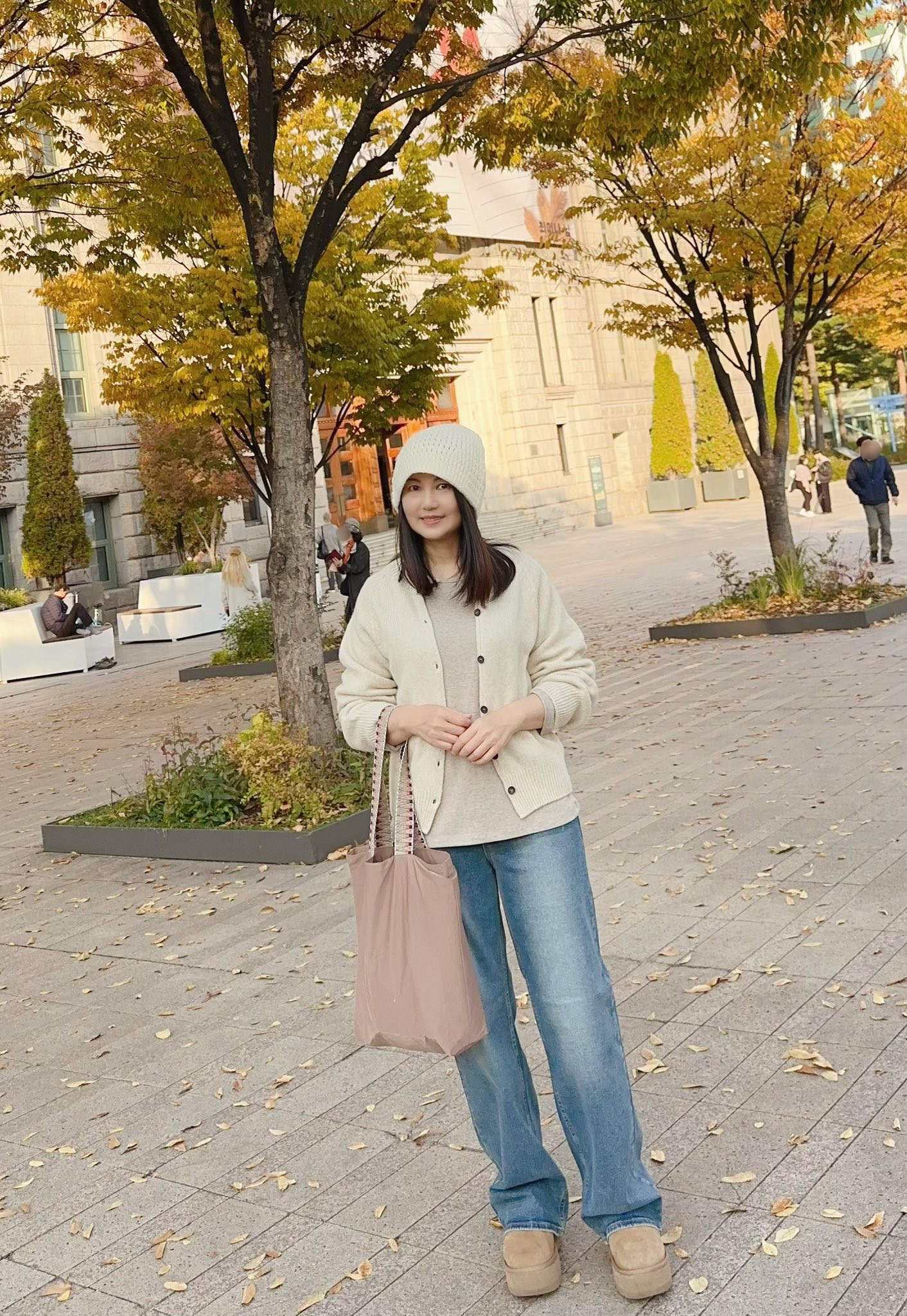 B110.綠繡線刷白淺藍中直筒牛仔褲